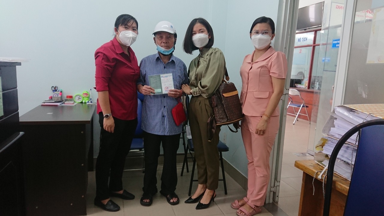 UBND phường 26 quận Bình Thạnh đã đến thăm, động viên và trao tặng 02 sổ tiết kiệm cho Ông Hoàng Anh Việt 